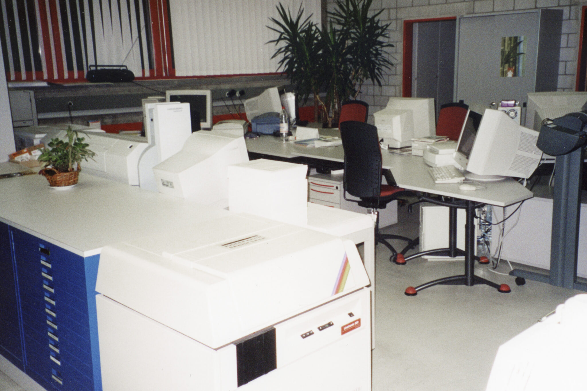 2000 – Die Druckvorstufe wird mit neuen Mac-Arbeitsstationen ausgestattet; Satzarbeiten werden nun noch professioneller und schneller abgewickelt. Zusätzlich werden eine MBO-Taschenfalzmaschine sowie eine Wohlenberg-Schneidemaschine angeschafft.