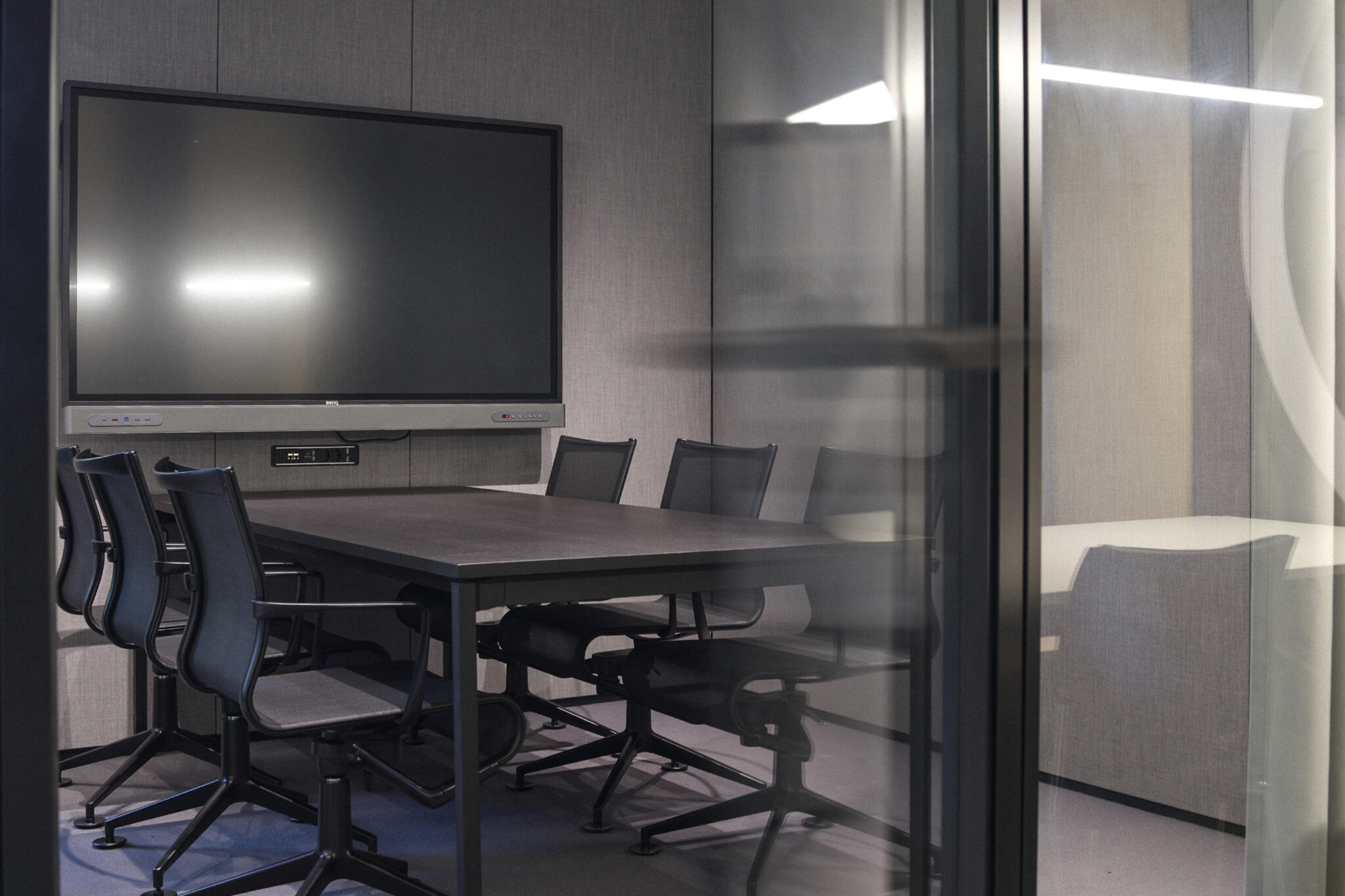 2023 – Umbau und Anpassung der Kreationsabteilung. Die neue Arbeitsumgebung wird mit einem Sitzungsraum mit modernsten Präsentationsmöglichkeiten ausgestattet.