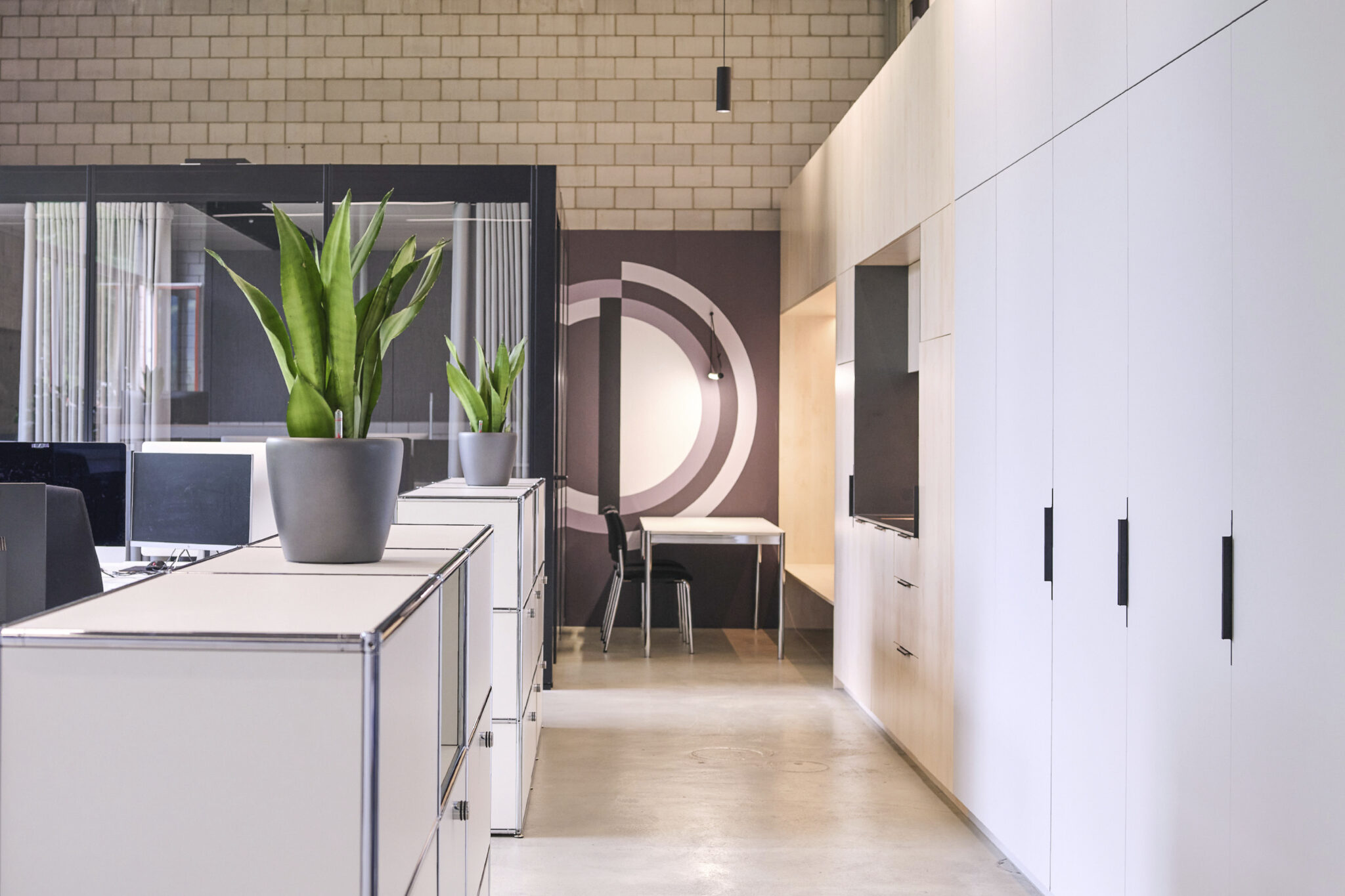 2023 – Umbau und Anpassung der Kreationsabteilung. Die neue Arbeitsumgebung ermöglicht einen effizienteren Ablauf, bietet mehr Stauraum sowie weitere Arbeitsplätze und schafft eine angenehme Atmosphäre.