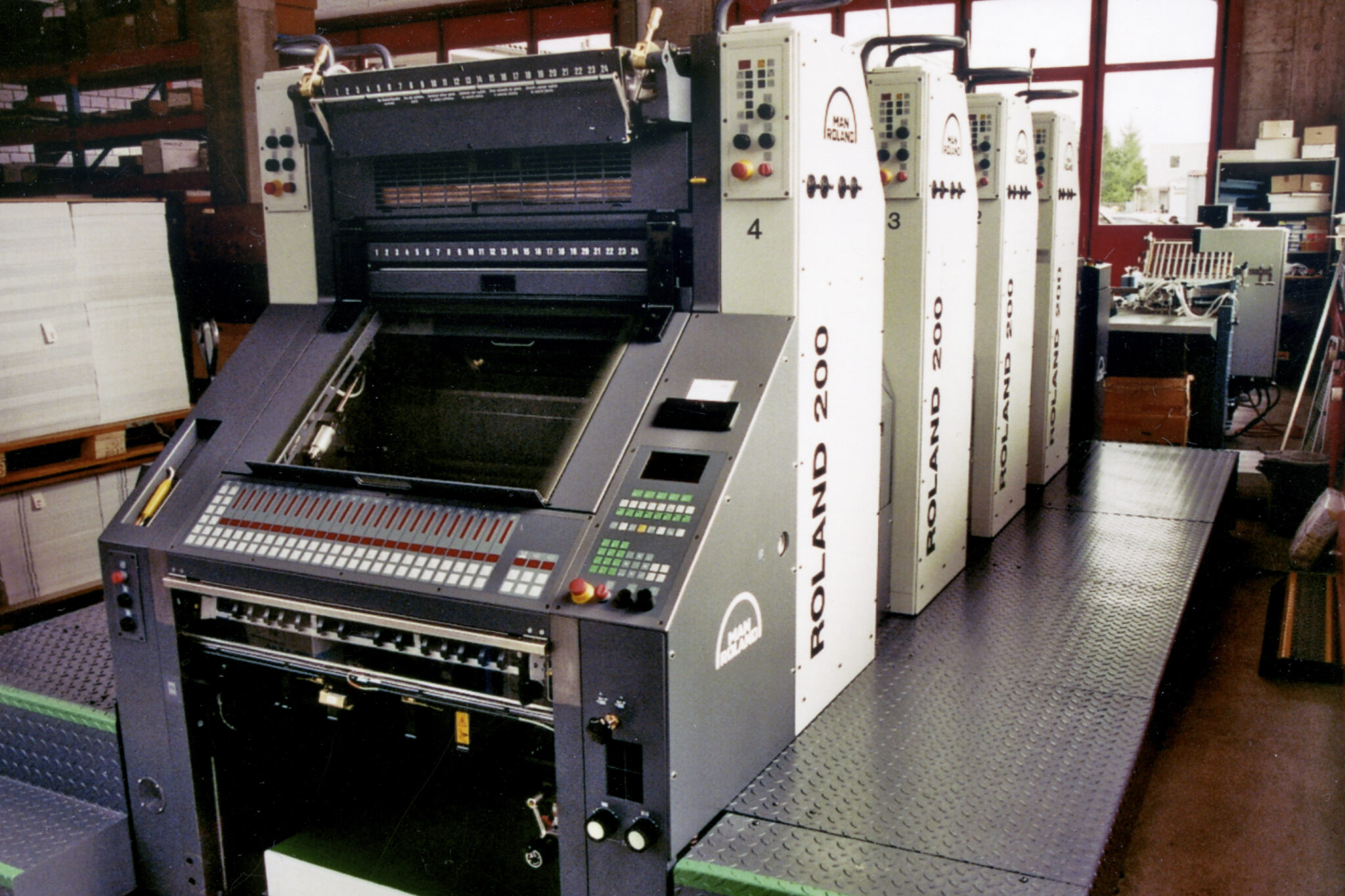 2004 – Installation und Inbetriebnahme der 4-Farben-Offsetmaschine Roland 204 mit Brunner-Messsystem. Die DT Druck-Team AG etabliert sich als Marktführer im Heimmarkt.