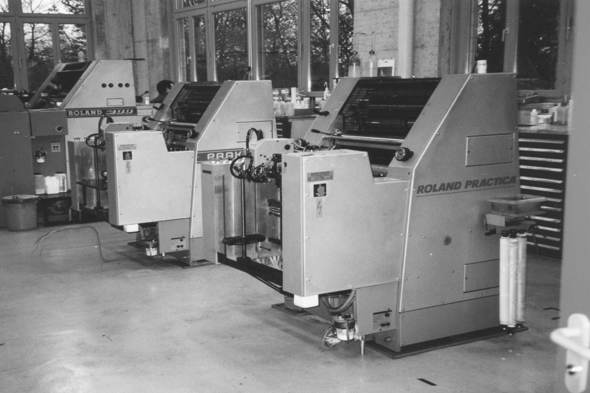 1988 – Die ersten Offsetdruckmaschinen der Firma MAN Roland Schweiz AG werden installiert.