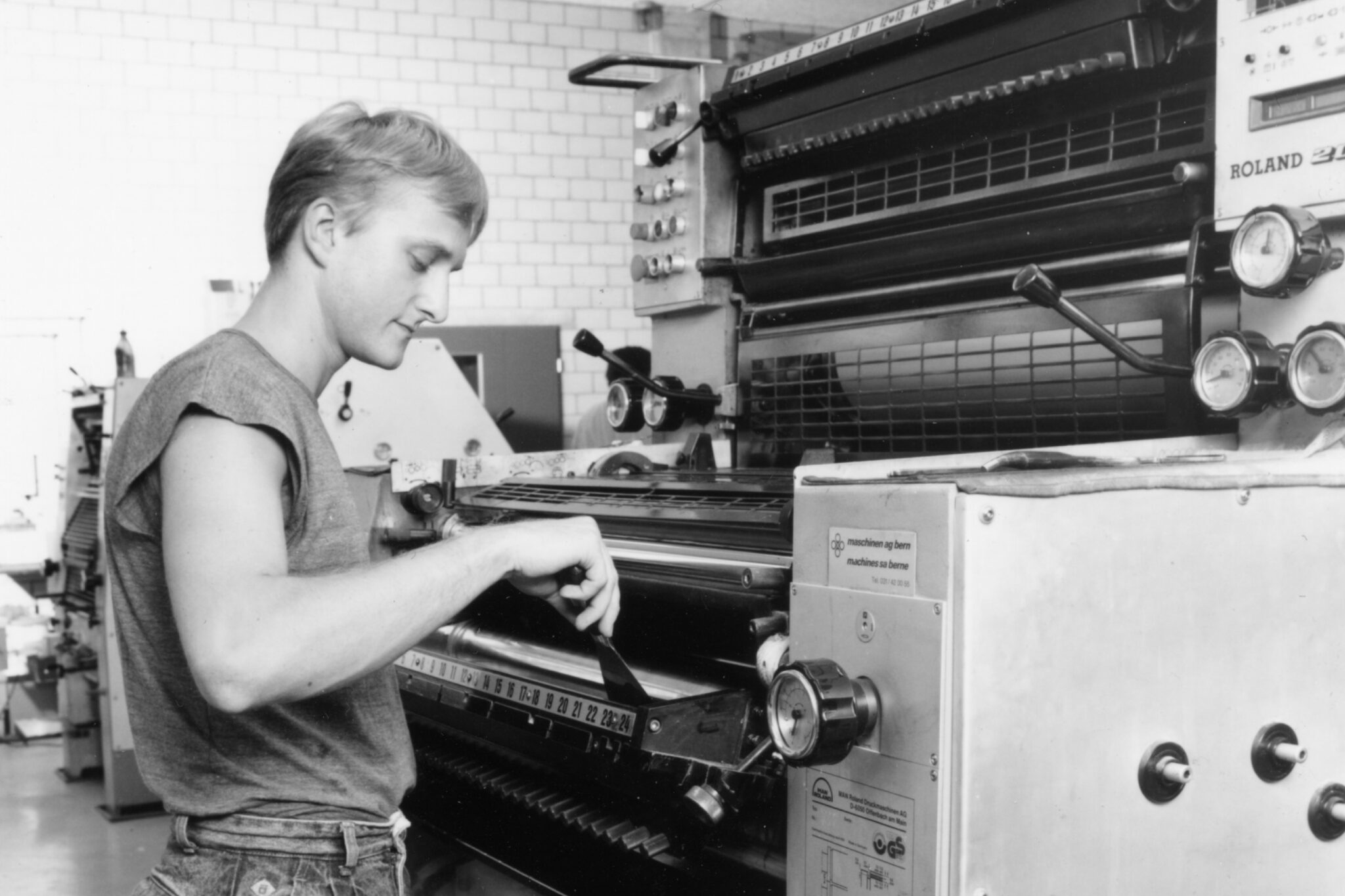 1999 – In der Druckproduktion wird die Kapazität erhöht und weitere Druckweiterverarbeitungsmaschinen kommen hinzu.