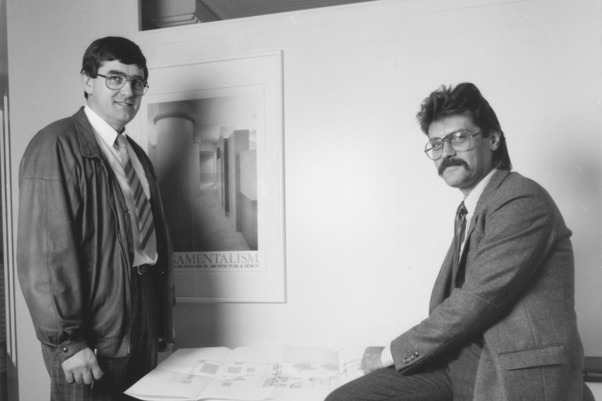 1988 – Der gelernte Schriftsetzer Hans Wolfensberger (links im Bild) verwirklicht seinen Traum vom eigenen Betrieb und gründet die DT Druck-Team AG. Anfänglich wurde er unterstützt von Andreas Walker (rechts im Bild).