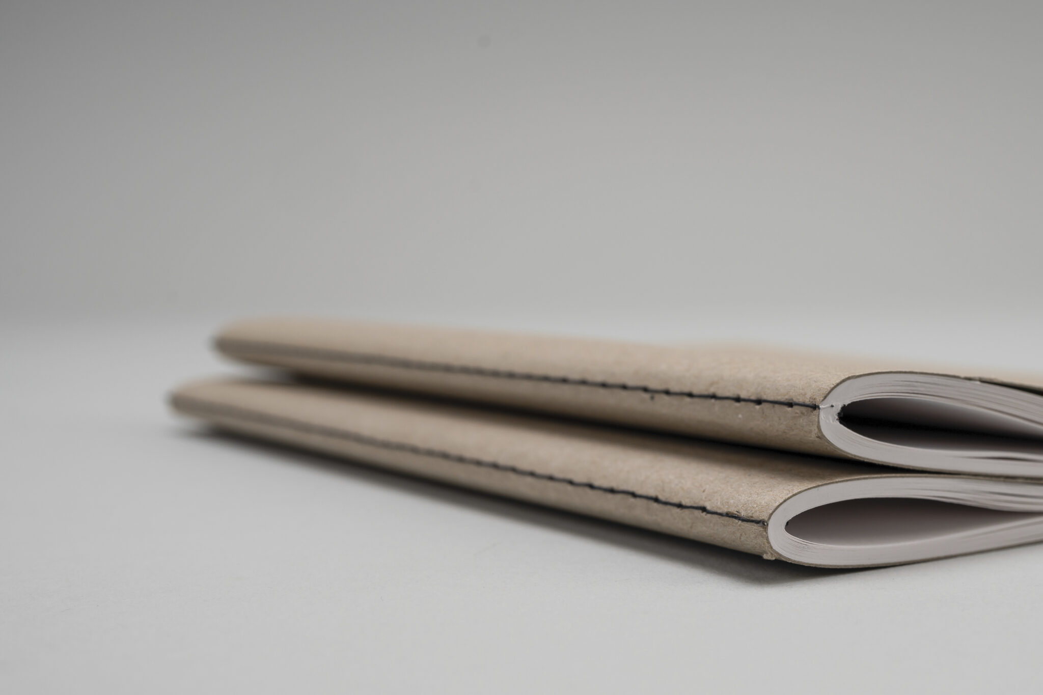 standortfoerderung-zueri-oberland-mappe-praegung-steppstichheftung