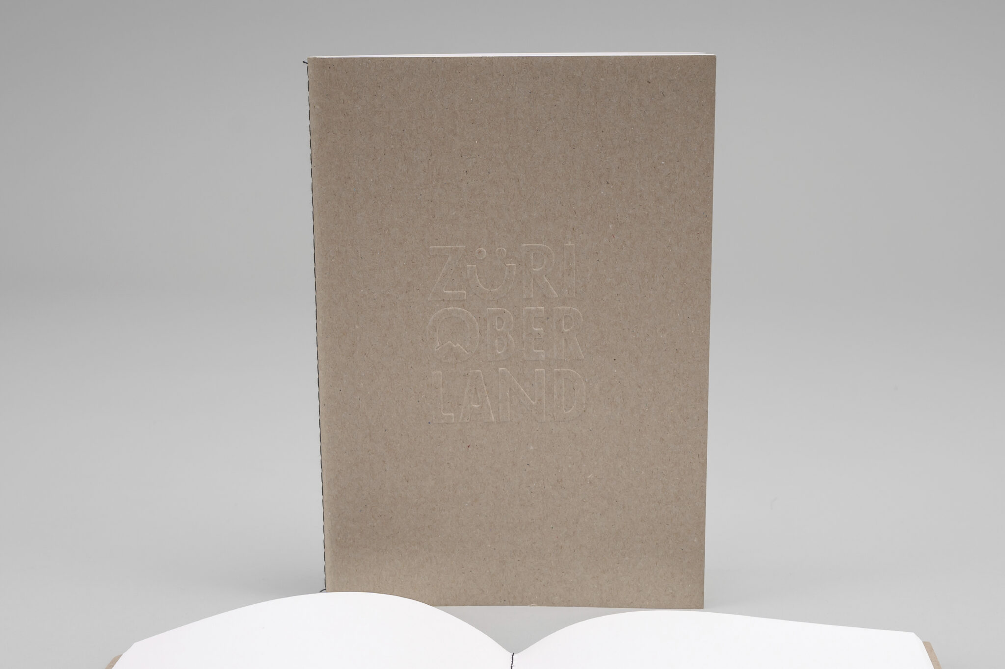 standortfoerderung-zueri-oberland-mappe-praegung-steppstichheftung