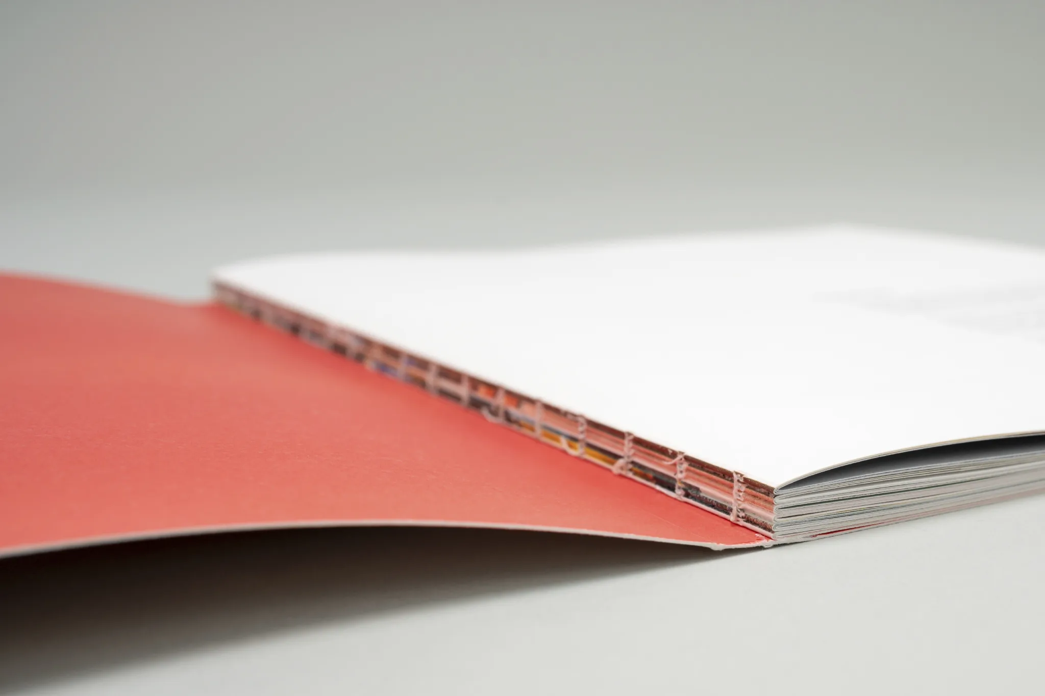 3-raum-schweizer-broschur-detail-umschlag